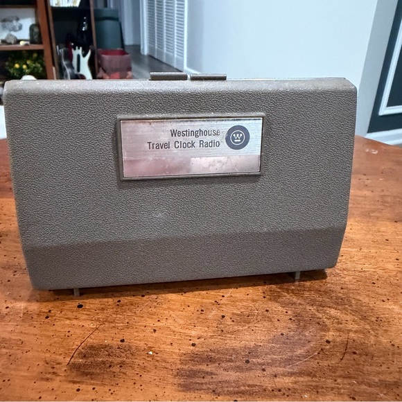 Westinghouse Travel Clock Radio Analog Alarm Mechanical Gray Silver Rectangle - Picture 2 of 5